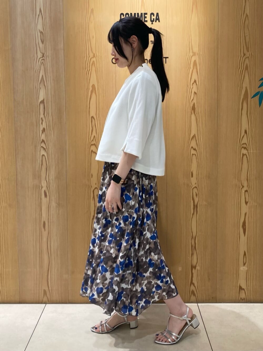 ブラウン系のスカート、ベージュ系のTシャツ/カットソーを着用したレディースの夏コーディネートの3枚目の写真