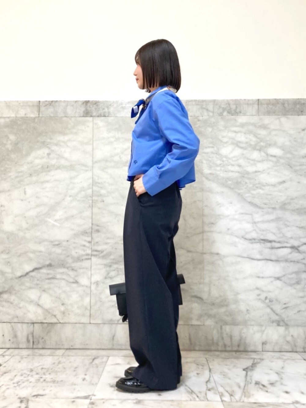 ブルー系のスーツパンツ、ブルー系のシャツ/ブラウス、ブルー系のスーツジャケットを着用したレディースの春コーディネートの5枚目の写真