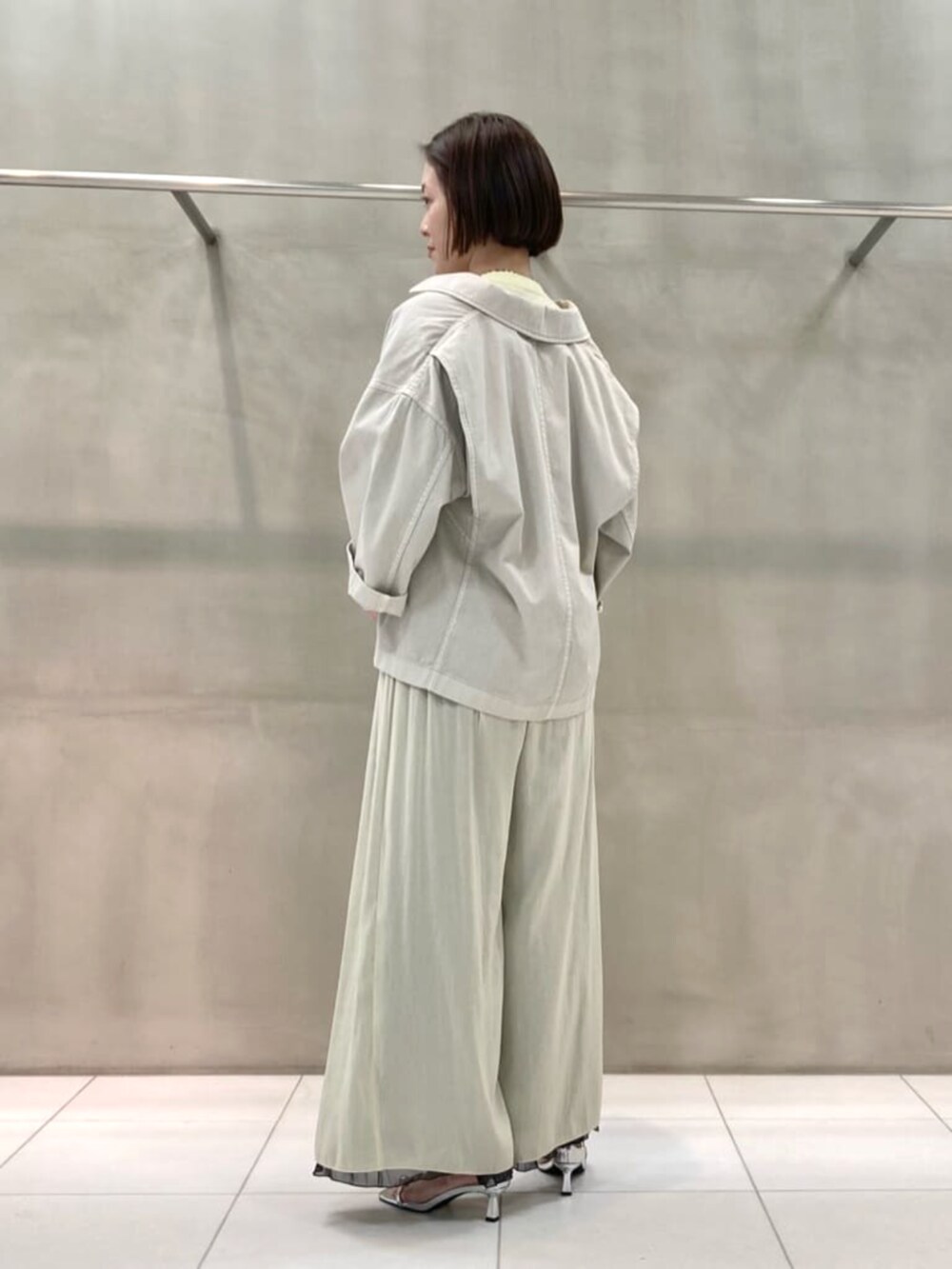 グレー系のシャツ/ブラウス、グレー系のその他パンツ、イエロー系のトートバッグを着用したレディースの春コーディネートの7枚目の写真