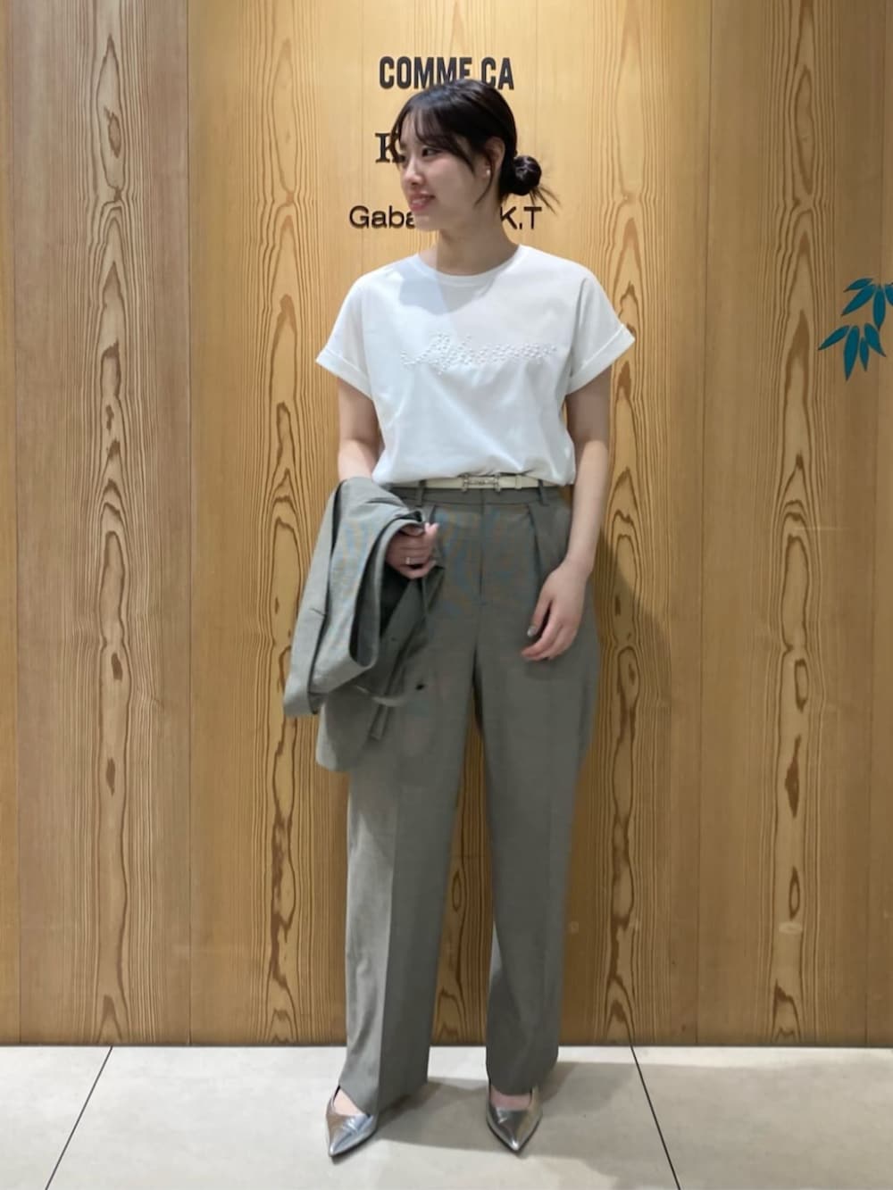 シルバー系のパンプス、ホワイト系のTシャツ/カットソー、ブラック系のベストを着用したレディースの夏コーディネートの3枚目の写真