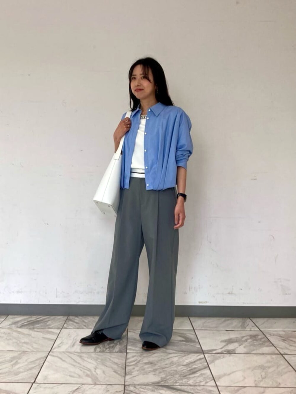 ホワイト系のショルダーバッグ、ホワイト系のTシャツ/カットソー、グレー系のその他パンツを着用したレディースの春コーディネートの2枚目の写真