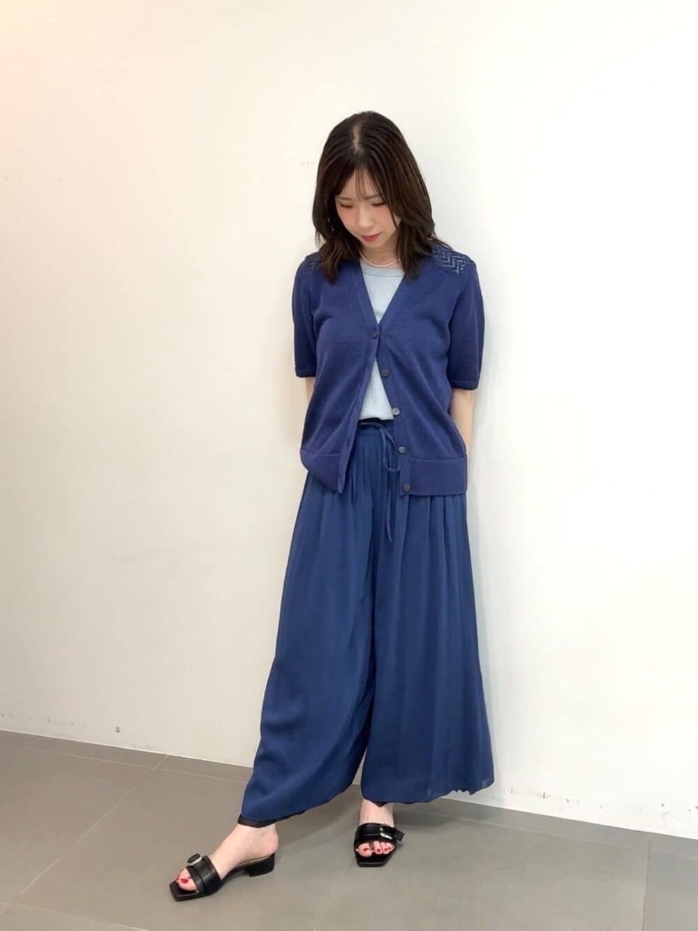 ブルー系のカーディガン/ボレロ、ブルー系のその他パンツを着用したレディースの夏コーディネートの2枚目の写真