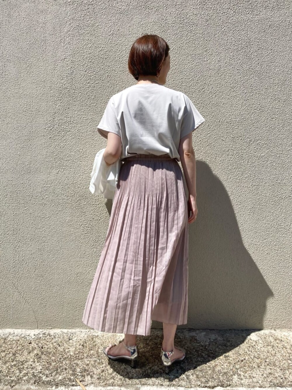 ホワイト系のTシャツ/カットソー、ホワイト系のブルゾン、ピンク系のスカートを着用したレディースの夏コーディネートの6枚目の写真