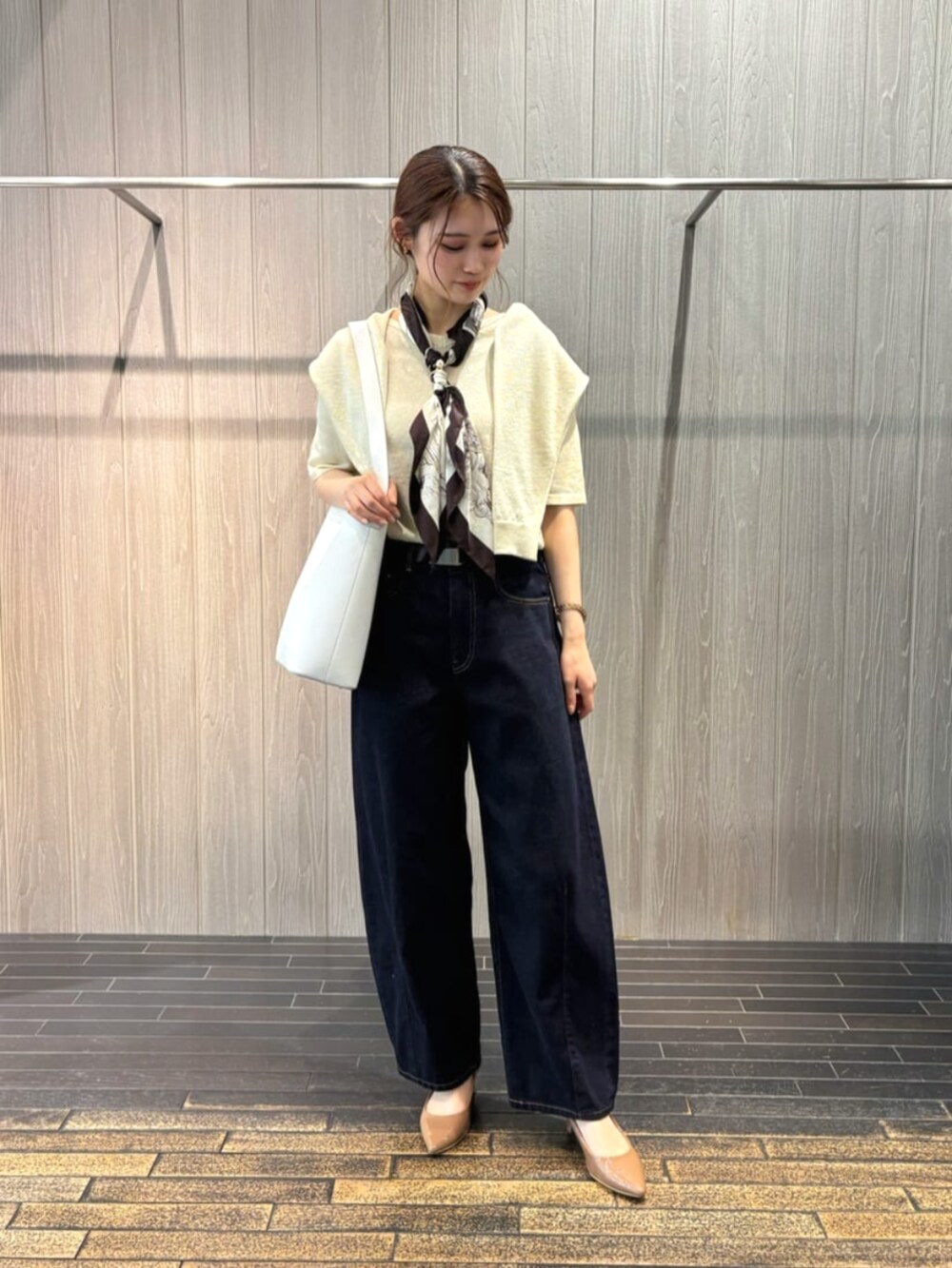 ホワイト系のショルダーバッグ、イエロー系のカーディガン/ボレロ、イエロー系のニット/セーターを着用したレディースの春コーディネートの2枚目の写真