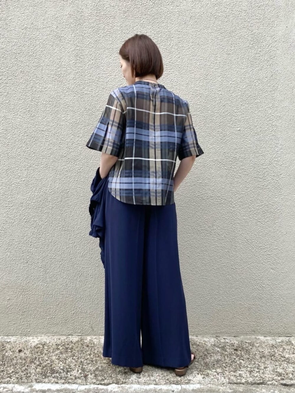 ブルー系のブルゾン、ブルー系のその他パンツ、ブルー系のシャツ/ブラウスを着用したレディースの夏コーディネートの5枚目の写真