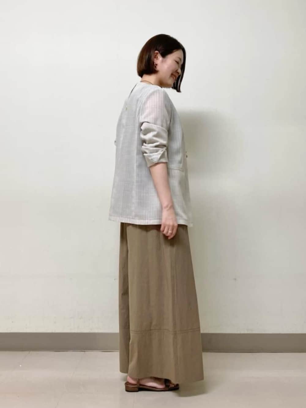 「コムサ、K.Tキヨコタカセ、パンツスタイル、パンツコーデ、ジャケット、オフィスカジュアル、オフィススタイル、きれいめカジュアル、旅行コーデ、旅行、夏コーデ、夏、ジャケットスタイル」｜「K.T KIYOKO TAKASEのコットンタイプライター ギャザーワイドパンツ（その他パンツ、イエロー系）」を使った、COMME CA OFFICIALさん（レディース・160cm）の夏コーディネートの4枚目の写真