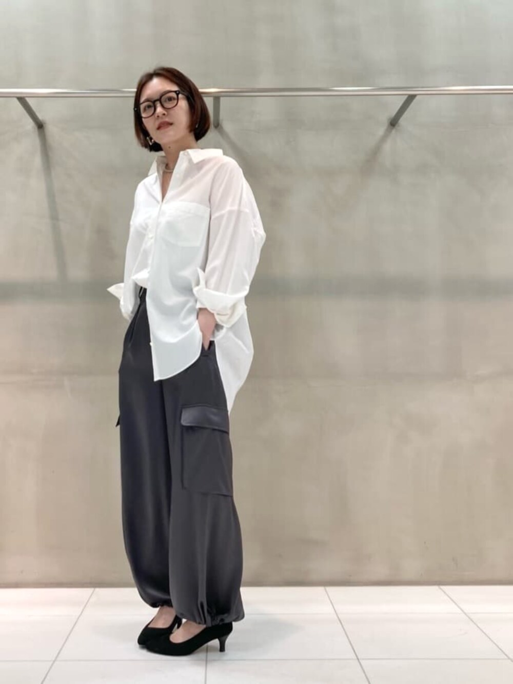 グレー系のその他パンツ、ホワイト系のシャツ/ブラウスを着用したレディースの夏コーディネートの2枚目の写真