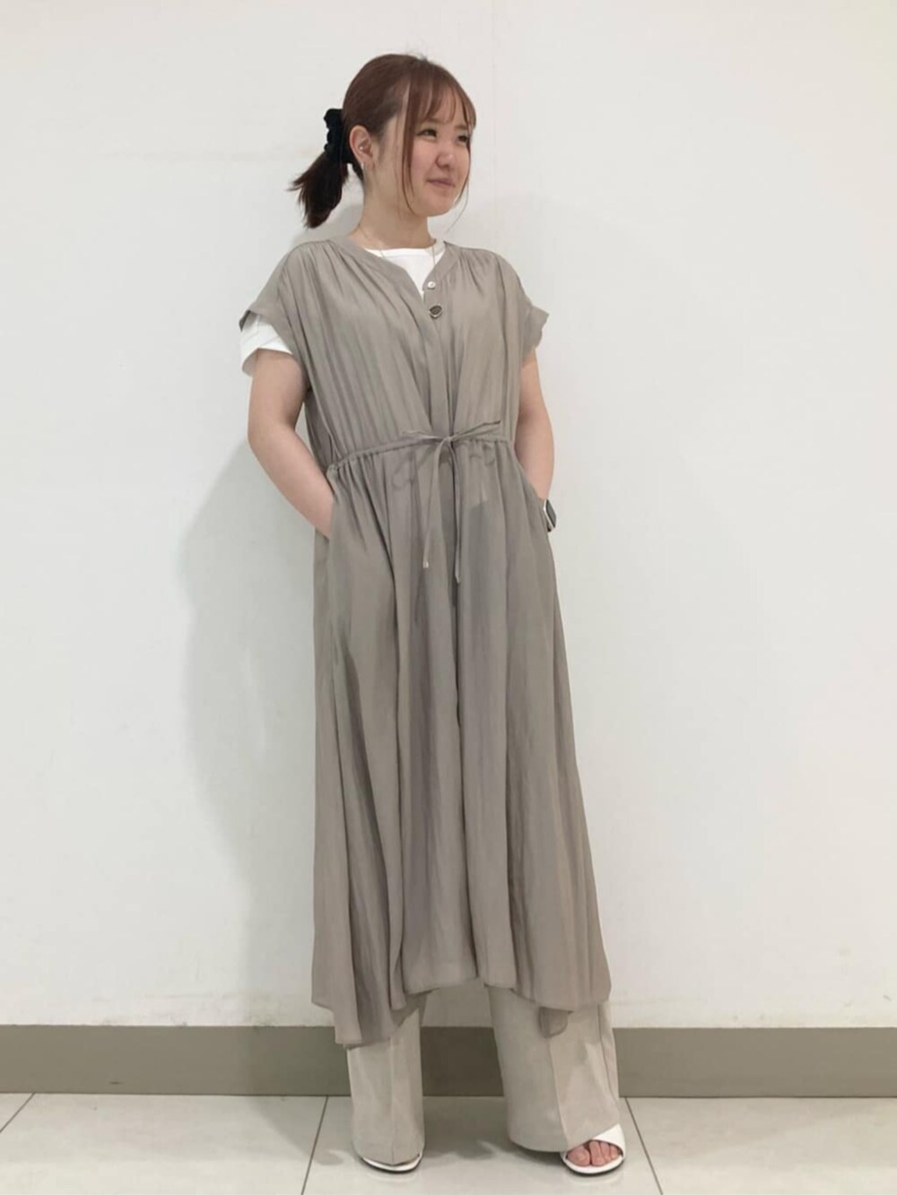 ホワイト系のサンダル、ベージュ系のワンピース、ホワイト系のその他パンツを着用したレディースの春コーディネートの2枚目の写真