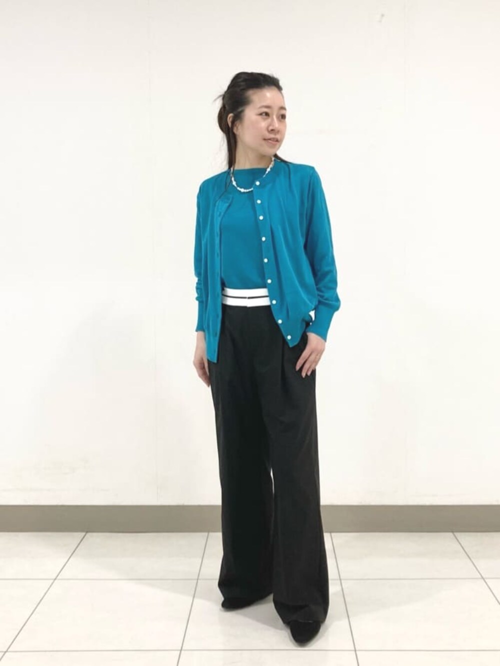 グリーン系のカーディガン/ボレロ、グリーン系のニット/セーター、ブラック系のその他パンツを着用したレディースの夏コーディネートの2枚目の写真