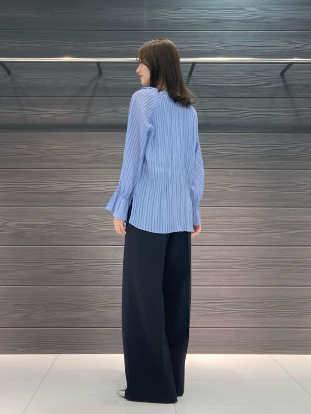 ブルー系のシャツ/ブラウス、ブルー系のスーツパンツを着用したレディースの春コーディネートの5枚目の写真