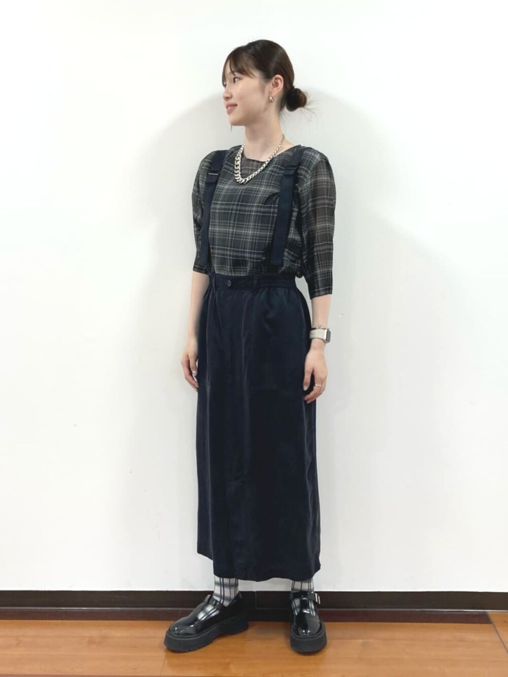 ブラック系のシャツ/ブラウス、ブラック系のワンピース/ドレス、シルバー系のアクセサリーを着用したレディースの春コーディネートの2枚目の写真