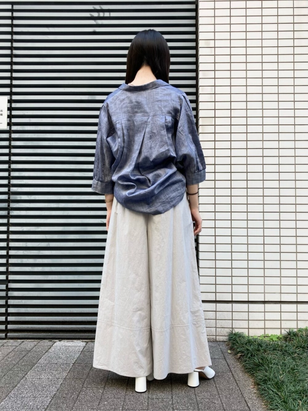 ホワイト系のサンダル、グレー系のその他パンツ、シルバー系のネックレスを着用したレディースの夏コーディネートの3枚目の写真