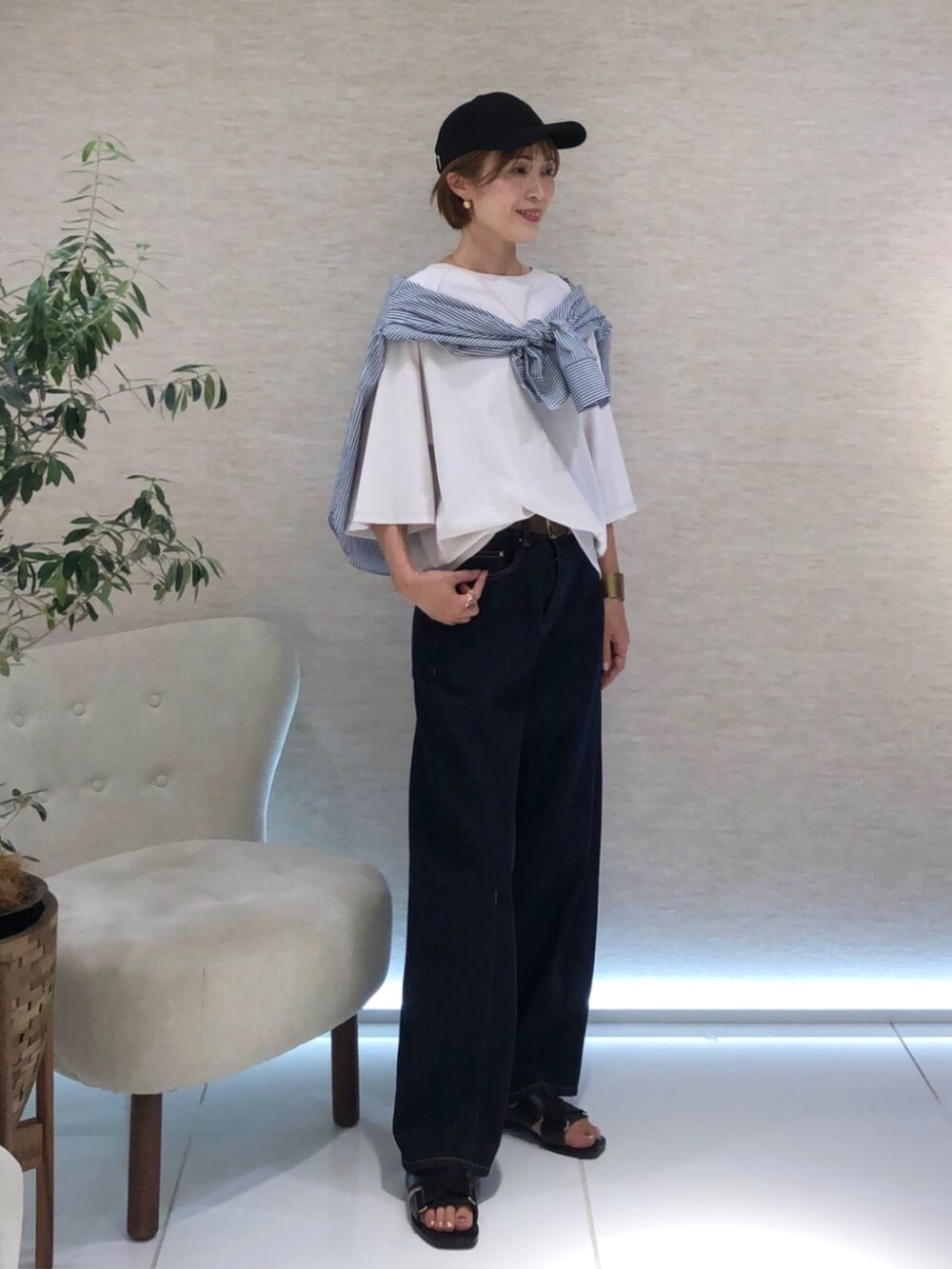 ブルー系のシャツ/ブラウス、ブルー系のデニムパンツ、グレー系のTシャツ/カットソーを着用したレディースの夏コーディネートの3枚目の写真