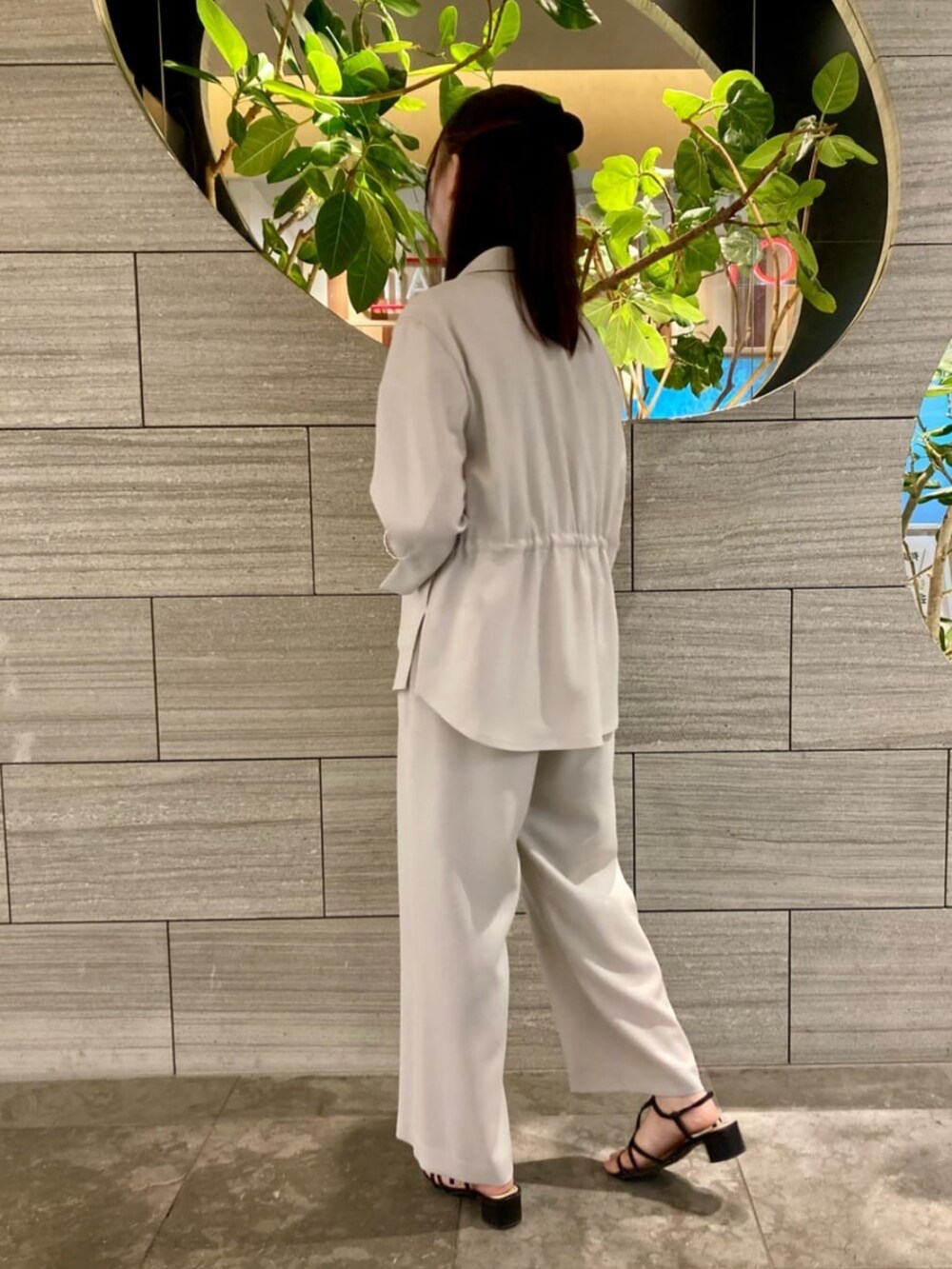 ベージュ系のテーラードジャケット、ベージュ系のその他パンツ、ホワイト系のTシャツ/カットソーを着用したレディースの夏コーディネートの2枚目の写真