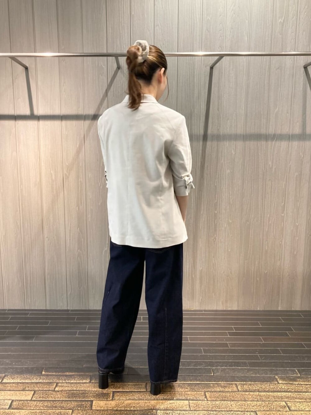 ホワイト系のTシャツ/カットソー、ブラック系のサンダル、ブルー系のデニムパンツを着用したレディースの夏コーディネートの5枚目の写真