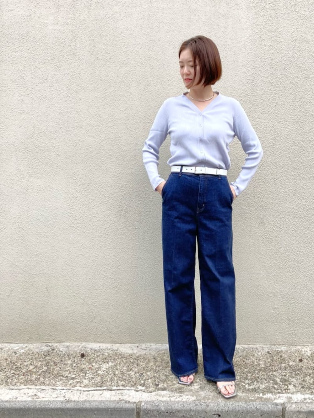 ブルー系のデニムパンツ、パープル系のカーディガン/ボレロ、ホワイト系のベルトを着用したレディースの夏コーディネートの4枚目の写真