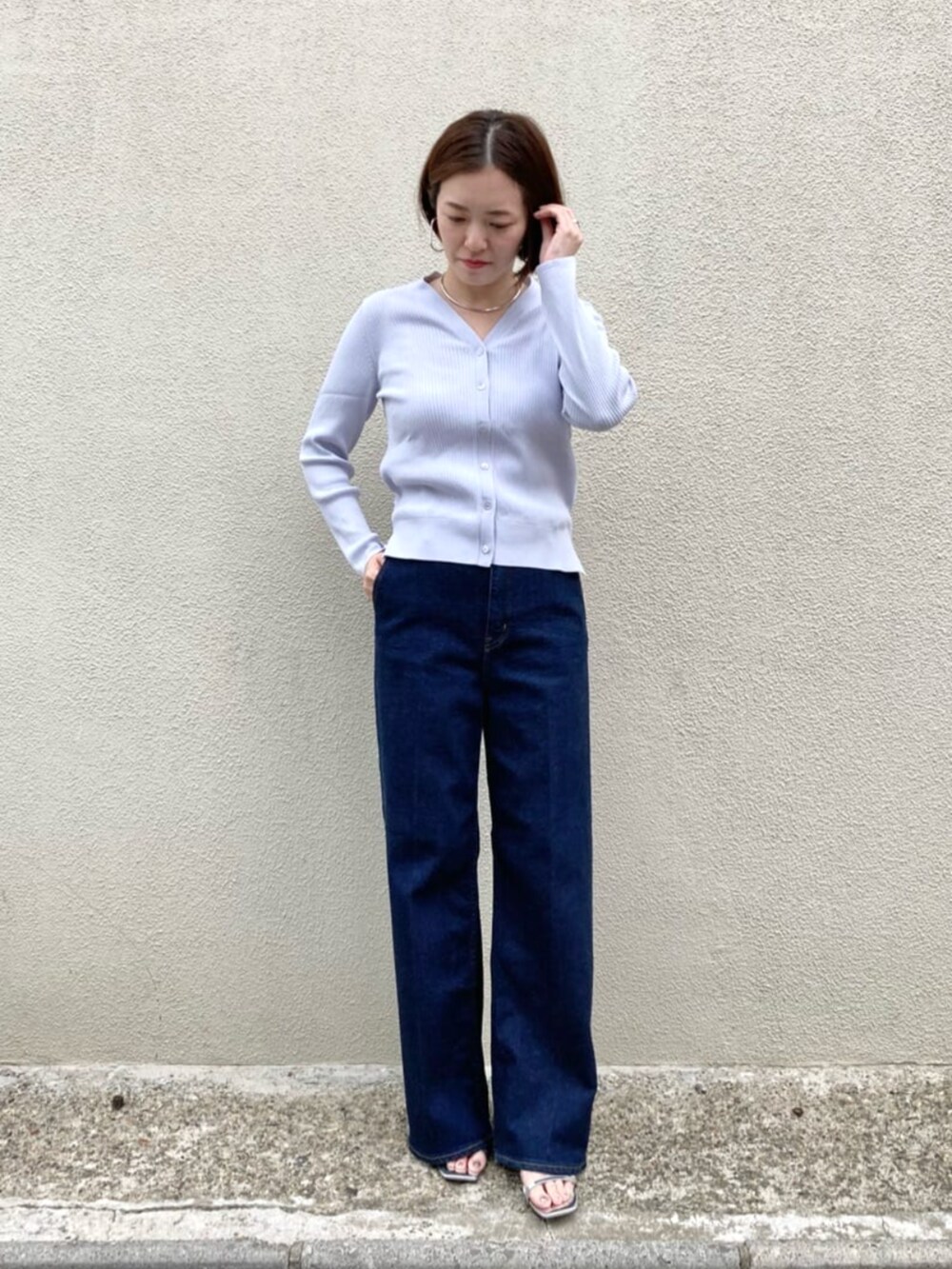 ブルー系のデニムパンツ、パープル系のカーディガン/ボレロ、ホワイト系のベルトを着用したレディースの夏コーディネートの3枚目の写真