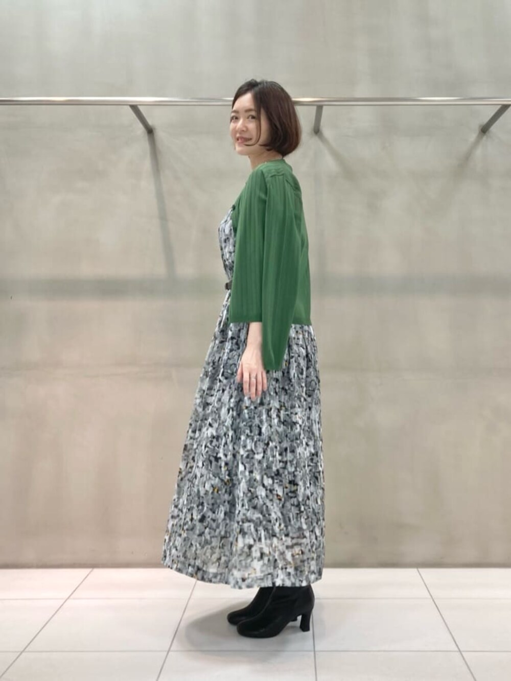 ブラック系のワンピース、グリーン系のカーディガン/ボレロを着用したレディースの春コーディネートの3枚目の写真