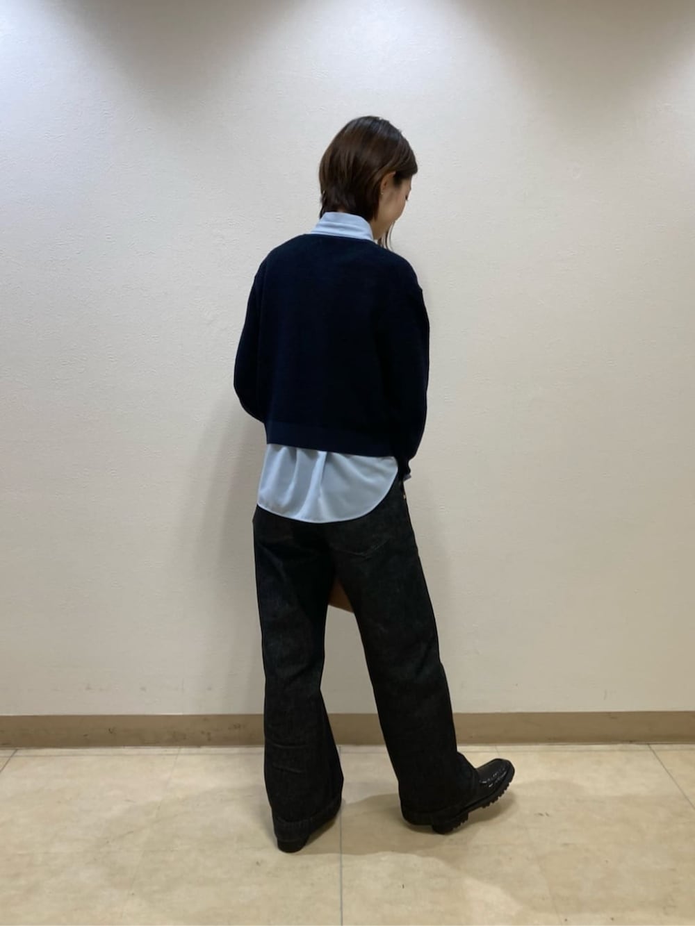 ブラック系のその他シューズ、ブルー系のデニムパンツ、ブルー系のカーディガン/ボレロを着用したレディースの冬コーディネートの4枚目の写真