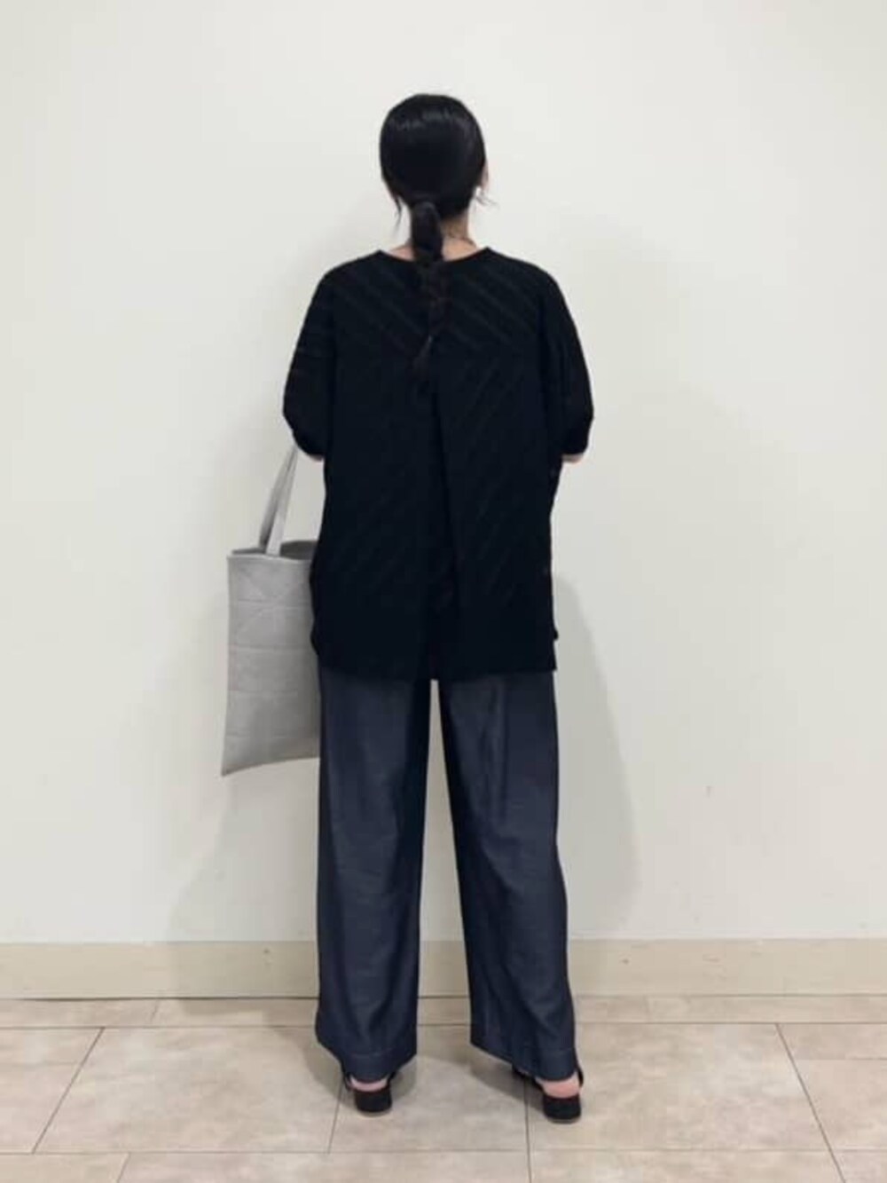 ブルー系のその他パンツ、シルバー系のトートバッグ、ブラック系のシャツ/ブラウスを着用したレディースの秋コーディネートの4枚目の写真