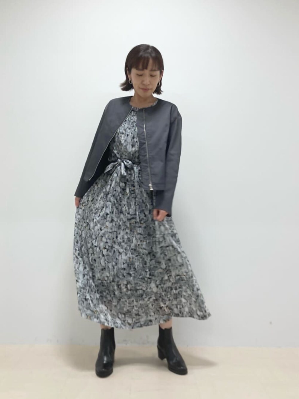 ブラック系のワンピース、グレー系のブルゾンを着用したレディースの夏コーディネートの2枚目の写真