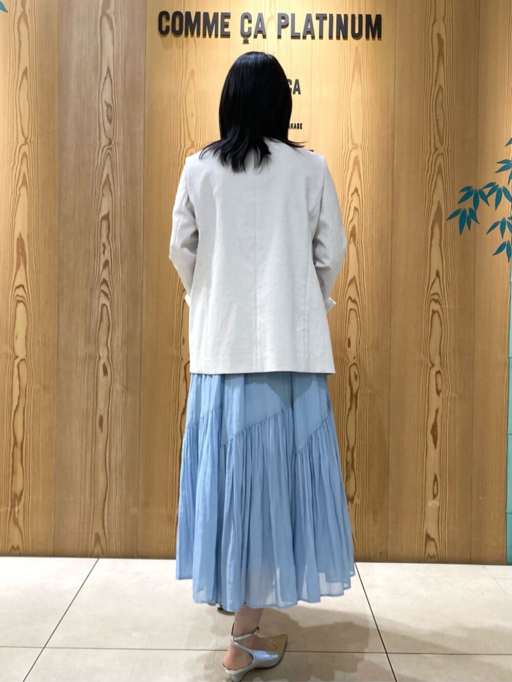 シルバー系のパンプス、ブルー系のスカート、ブルー系のシャツ/ブラウスを着用したレディースの春コーディネートの4枚目の写真
