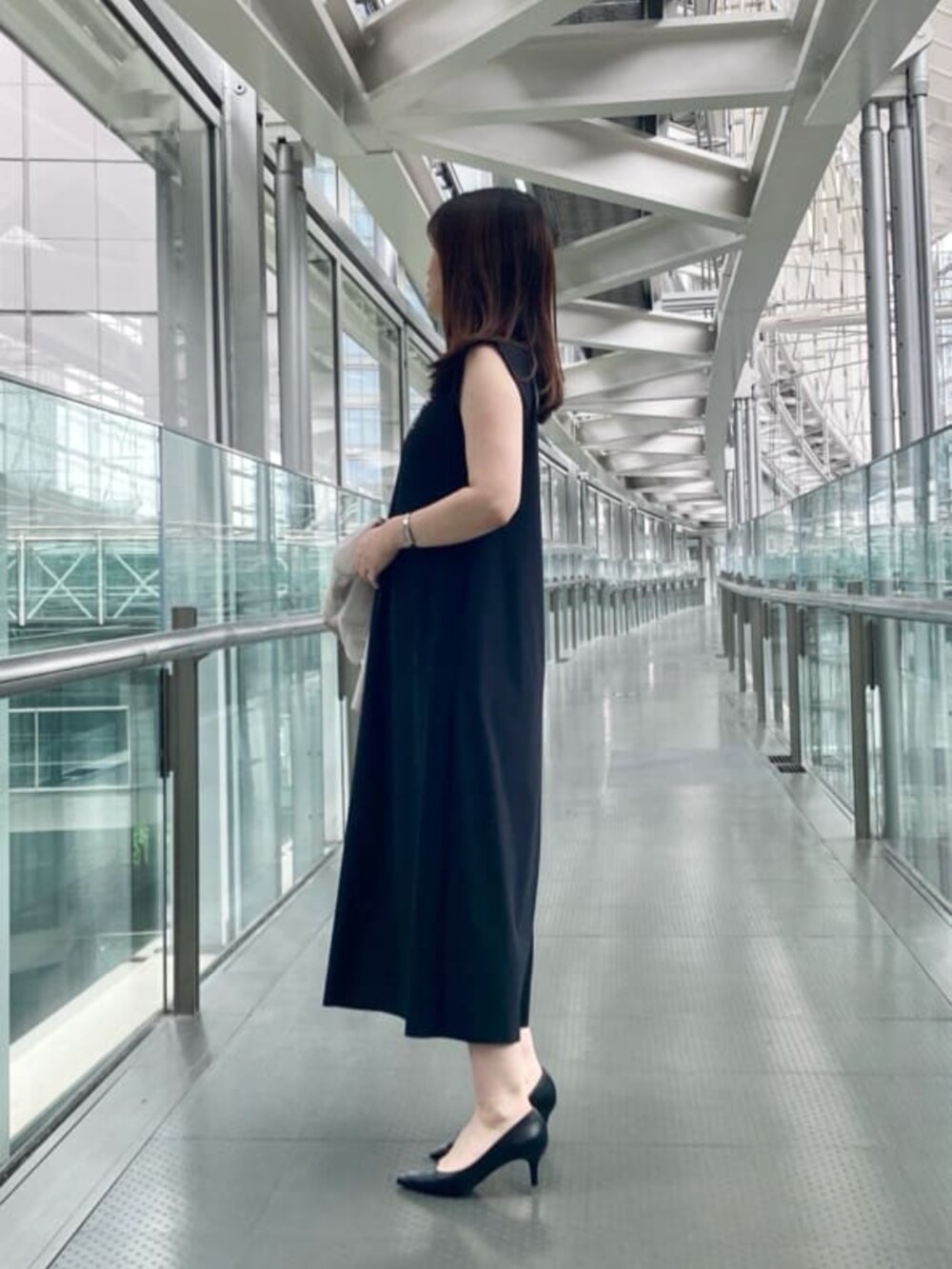 ホワイト系のノーカラージャケット、ブラック系のワンピース/ドレス、シルバー系のネックレスを着用したレディースの夏コーディネートの4枚目の写真