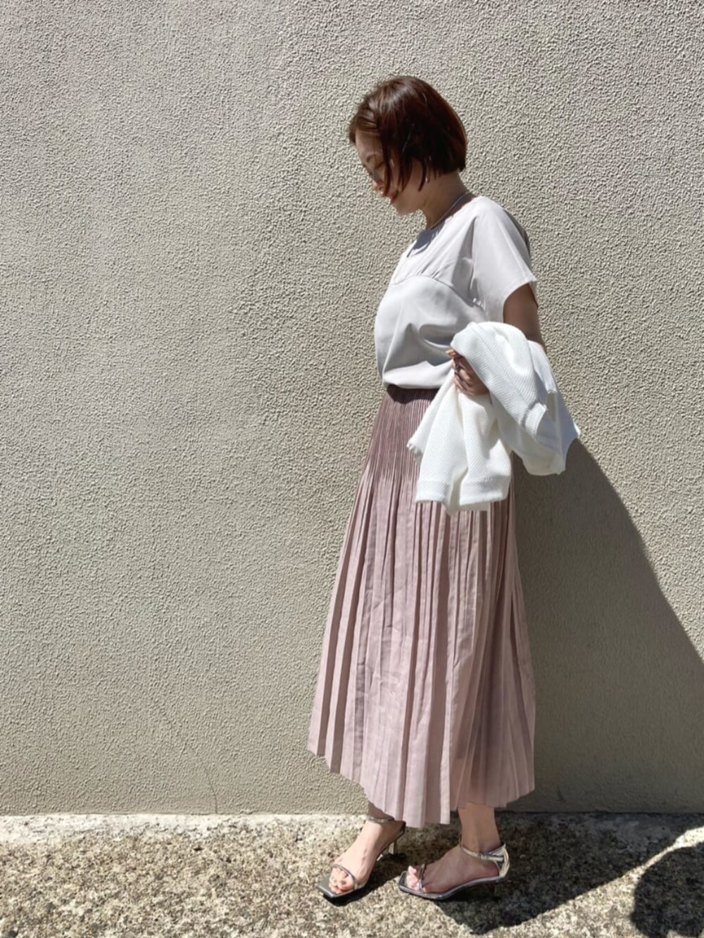 ホワイト系のTシャツ/カットソー、ホワイト系のブルゾン、ピンク系のスカートを着用したレディースの夏コーディネートの4枚目の写真