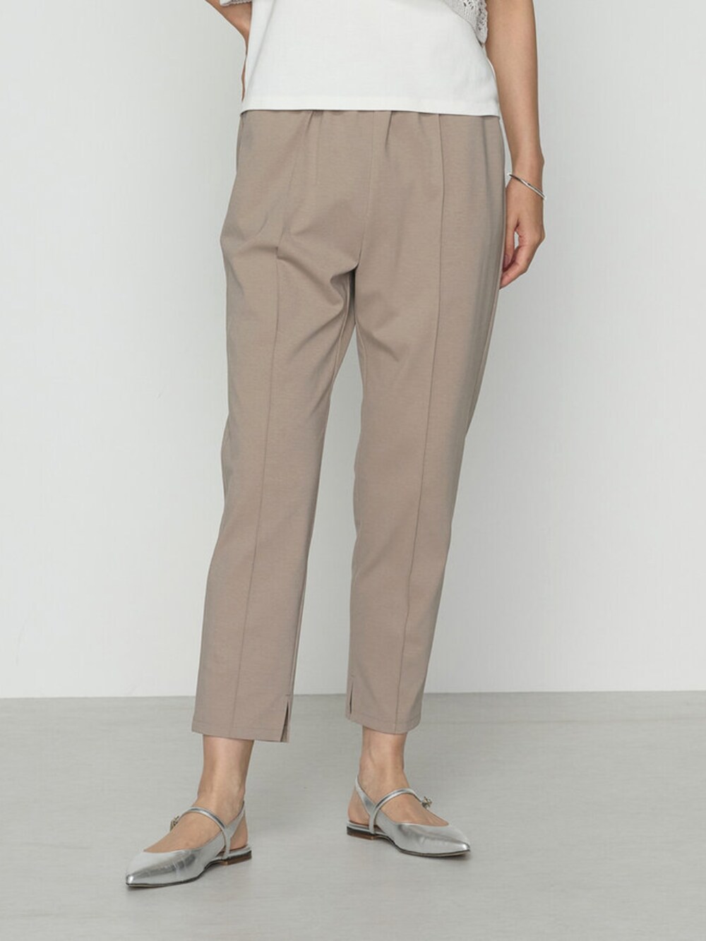 ベージュ系のその他パンツを着用したレディースの春コーディネートの2枚目の写真