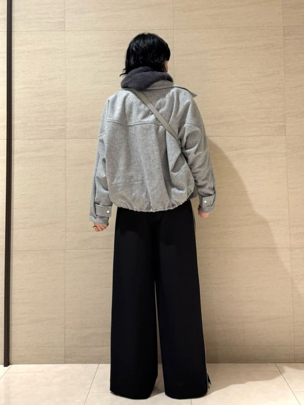 ブラック系のその他パンツ、グレー系のショルダーバッグ、グレー系のブルゾンを着用したレディースの秋コーディネートの3枚目の写真