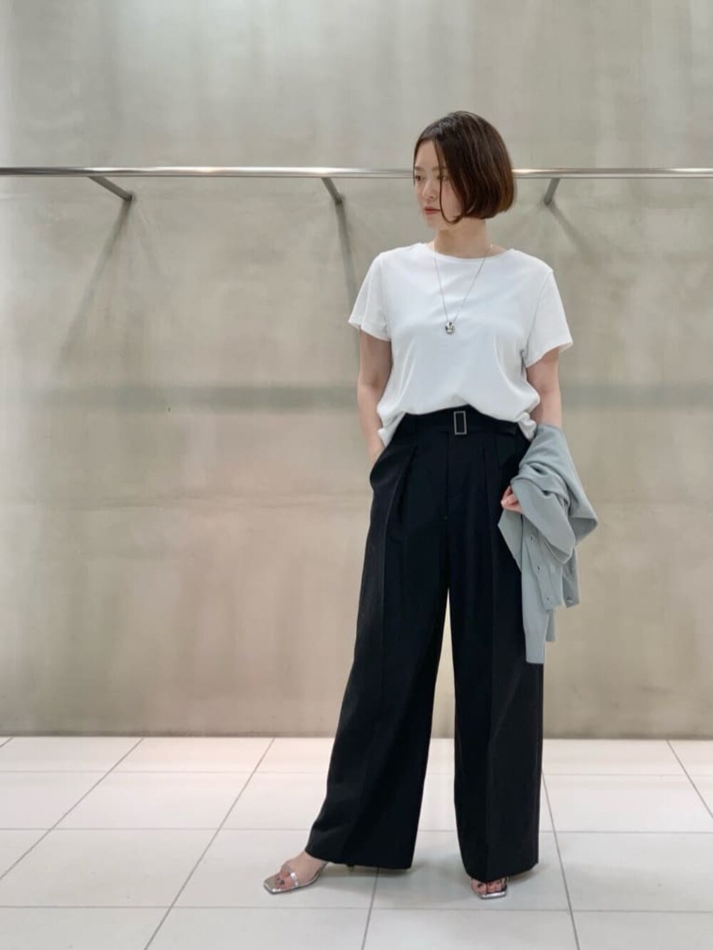 グレー系のカーディガン/ボレロ、ブラック系のその他パンツ、ホワイト系のTシャツ/カットソーを着用したレディースの夏コーディネートの3枚目の写真