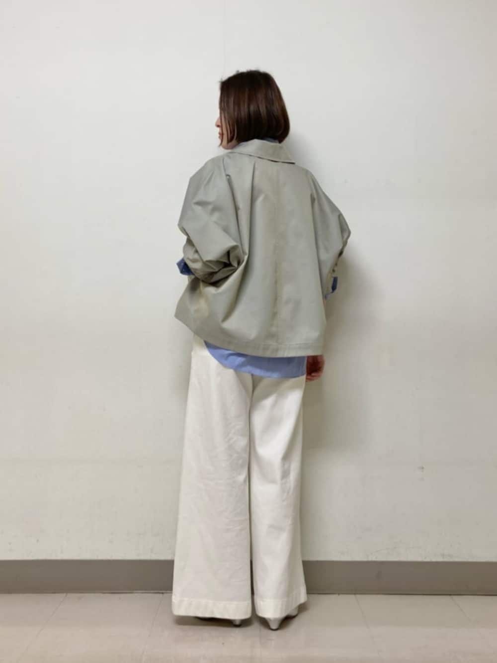 ブルー系のデニムパンツ、グリーン系のブルゾン、ブルー系のシャツ/ブラウスを着用したレディースの春コーディネートの5枚目の写真