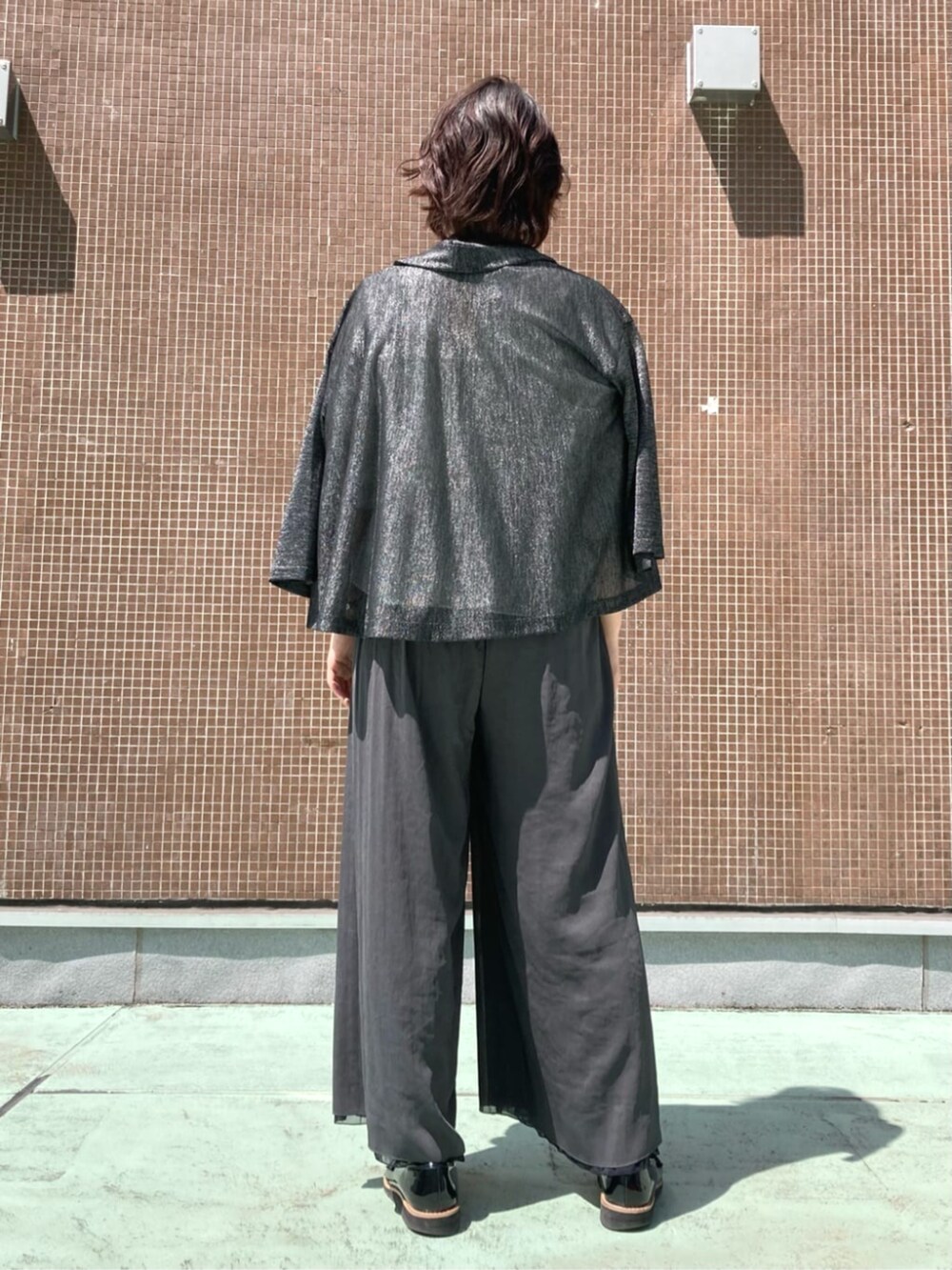 ブラック系のカーディガン/ボレロ、ホワイト系のTシャツ/カットソー、ブラック系のその他パンツを着用したレディースの春コーディネートの3枚目の写真