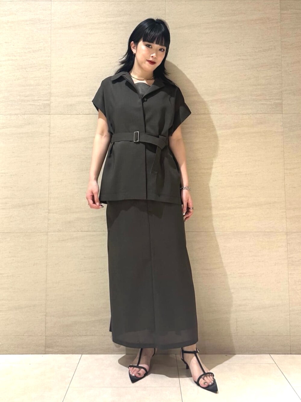 ブラウン系のベスト、ブラウン系のスカート、ブラウン系のキャミソールを着用したレディースの春コーディネートの2枚目の写真