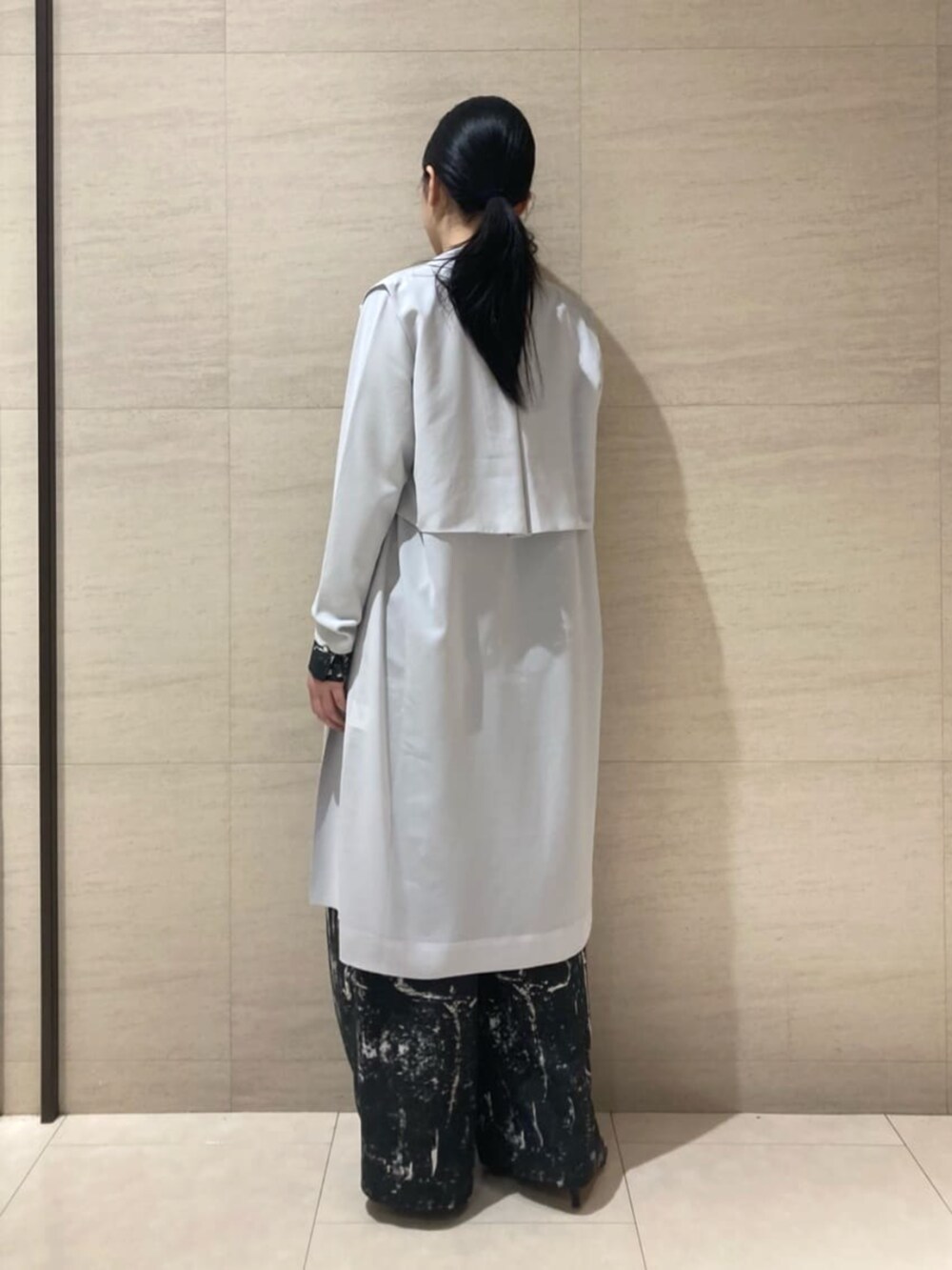 ブラック系のシャツ/ブラウス、ブラック系のその他パンツ、シルバー系のベルトを着用したレディースの夏コーディネートの4枚目の写真