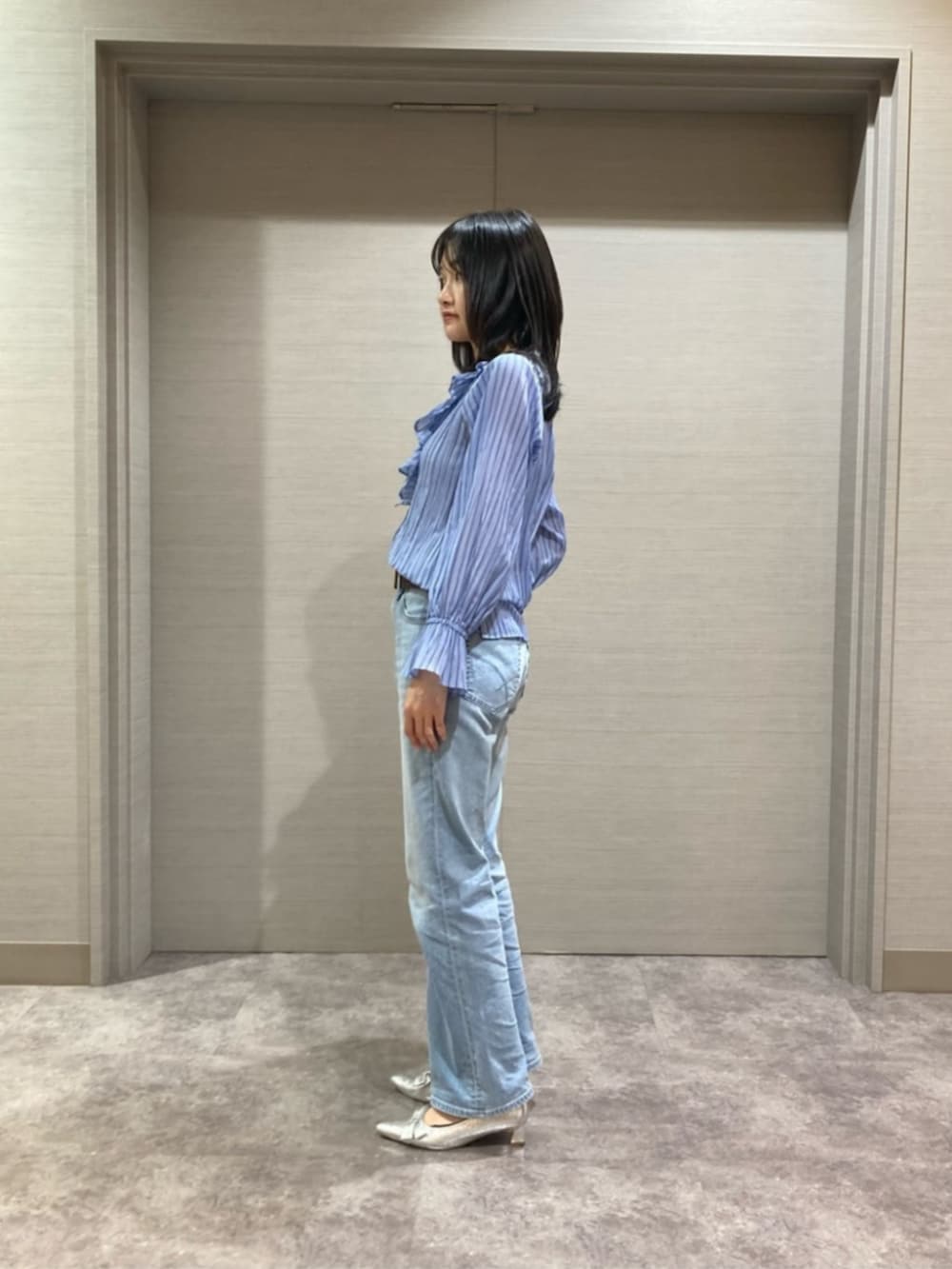 ホワイト系のショルダーバッグ、ブルー系のシャツ/ブラウス、ブラック系のベストを着用したレディースの春コーディネートの5枚目の写真