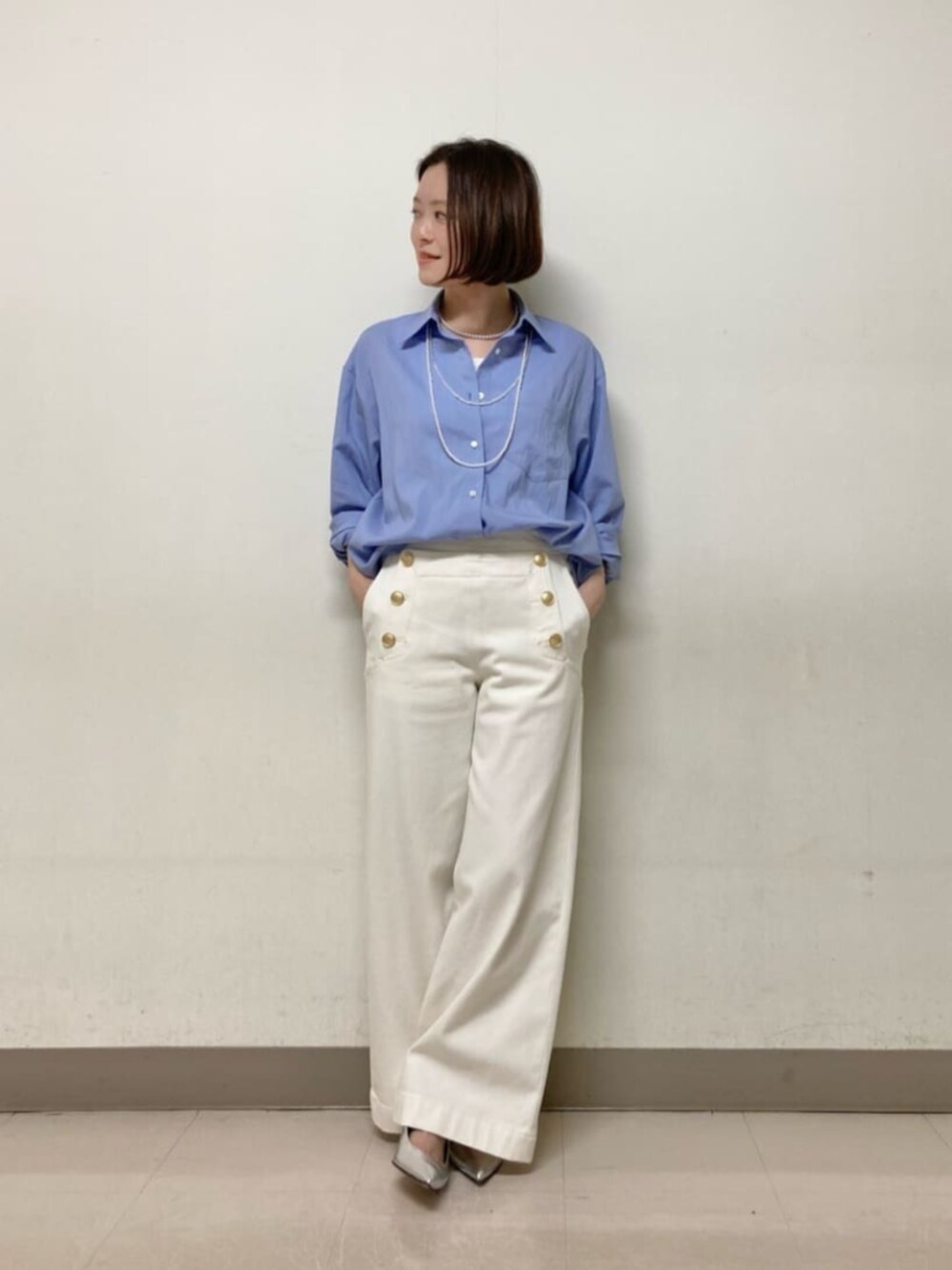 ブルー系のデニムパンツ、グリーン系のブルゾン、ブルー系のシャツ/ブラウスを着用したレディースの春コーディネートの7枚目の写真