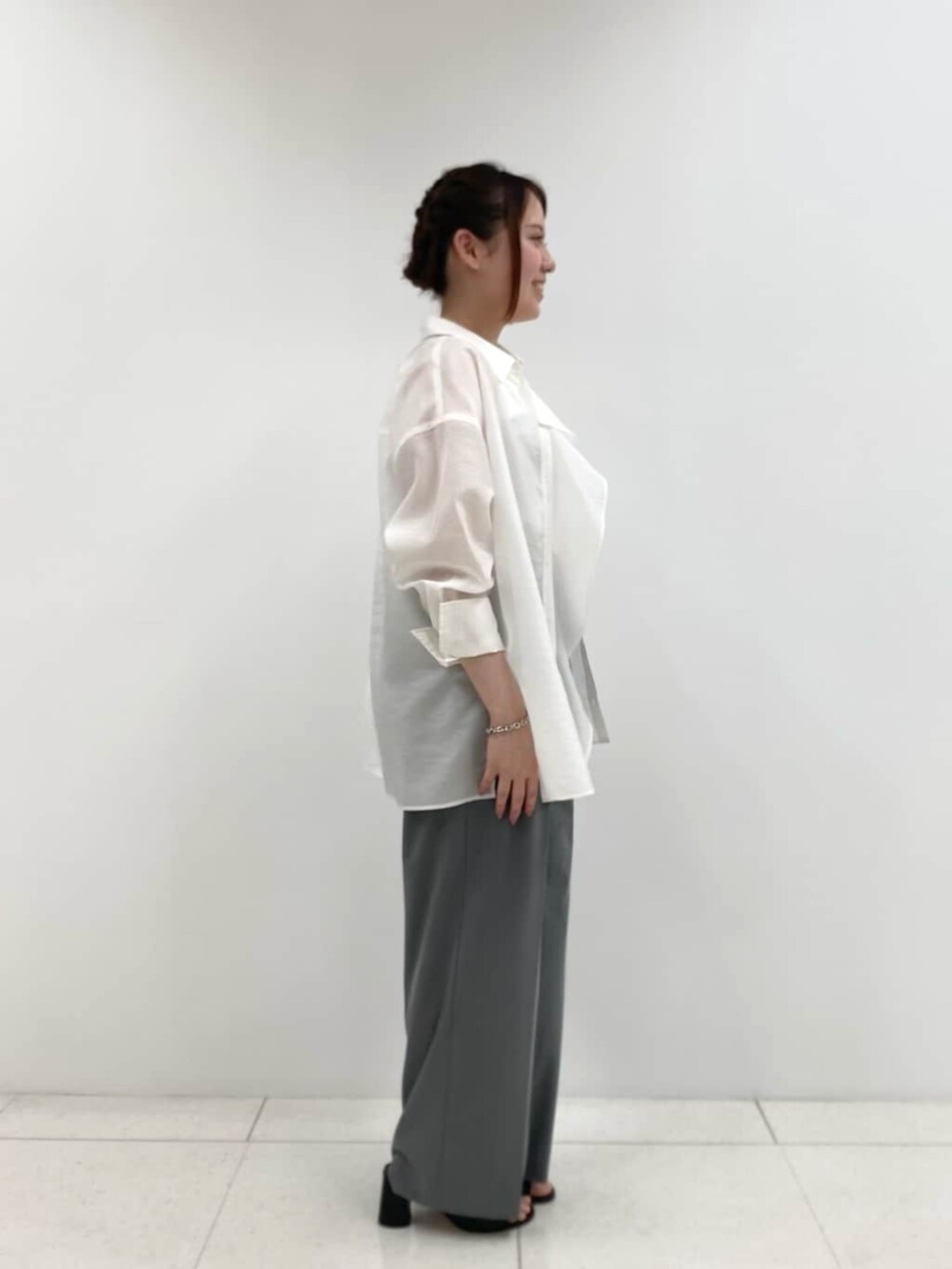 グレー系のその他パンツ、ホワイト系のキャミソール、ブラック系のサンダルを着用したレディースの夏コーディネートの2枚目の写真