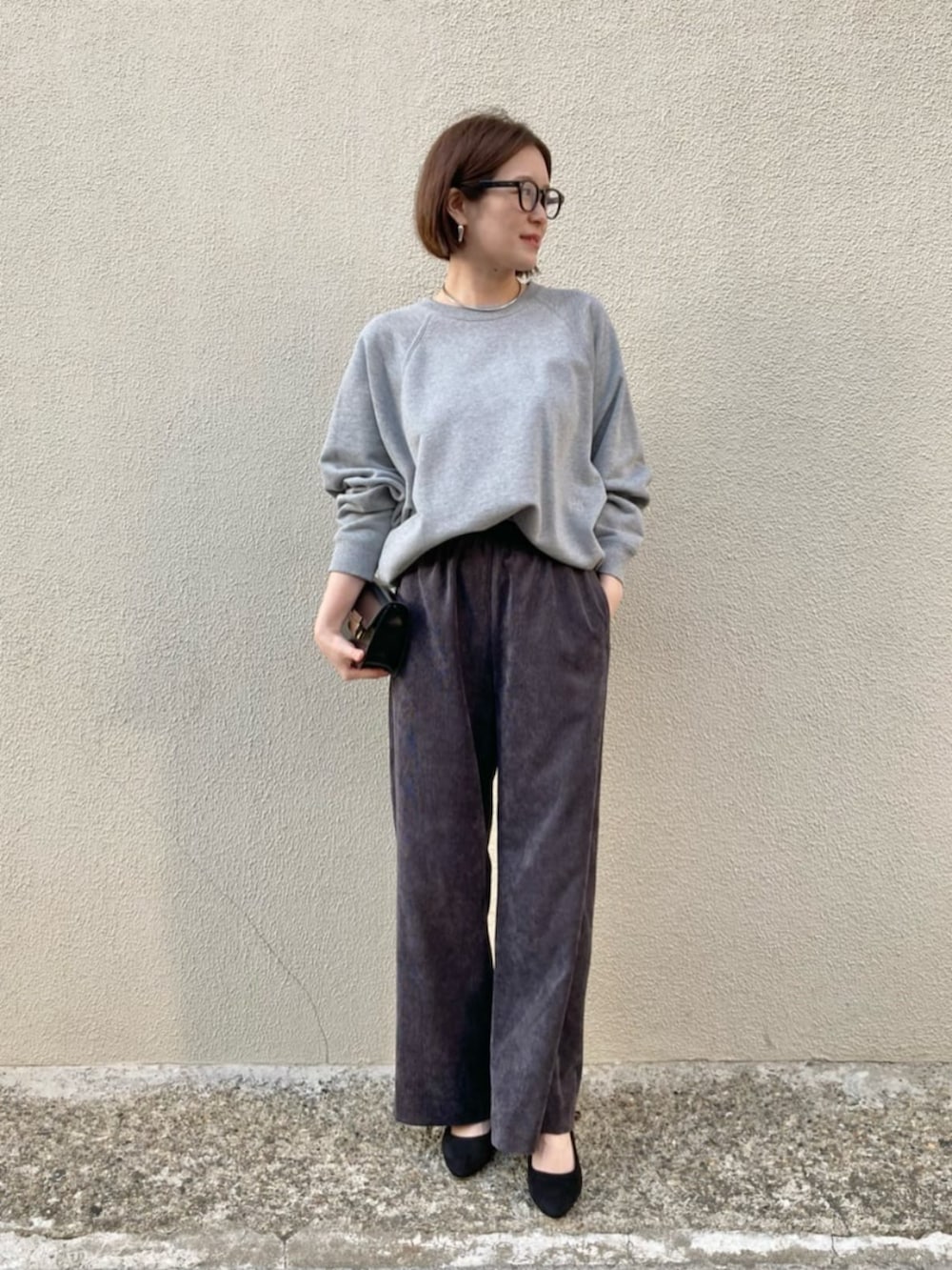 グレー系のベスト、グレー系のTシャツ/カットソー、グレー系のその他パンツを着用したレディースの秋コーディネートの8枚目の写真