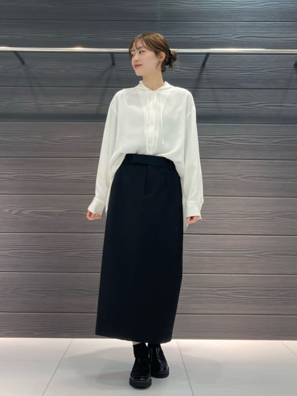 ブラック系のその他シューズ、ブラック系のスカート、ブルー系のブルゾンを着用したレディースの冬コーディネートの5枚目の写真