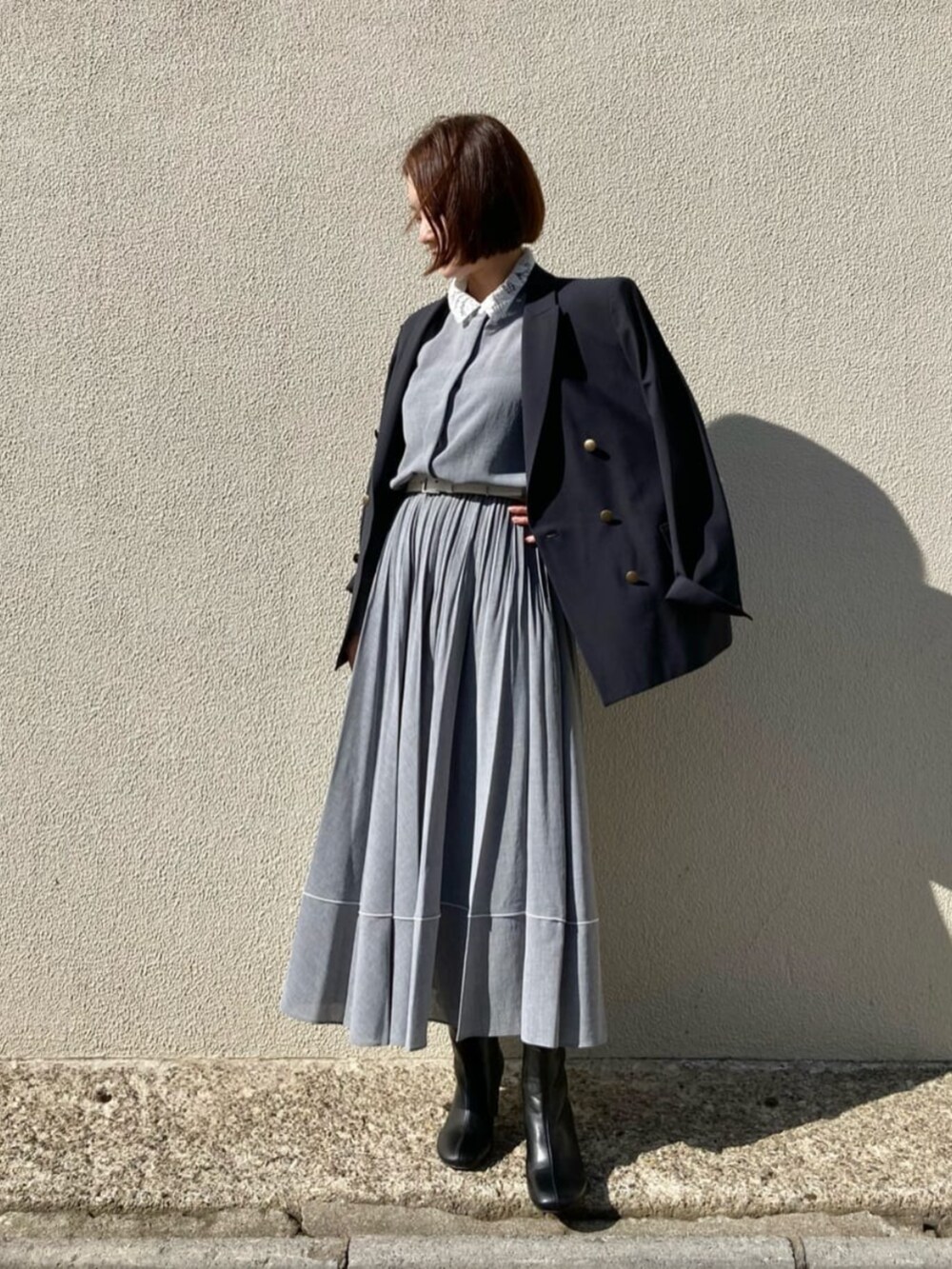 ブルー系のセットアップ、グレー系のシャツ/ブラウス、グレー系のスカートを着用したレディースの秋コーディネートの7枚目の写真