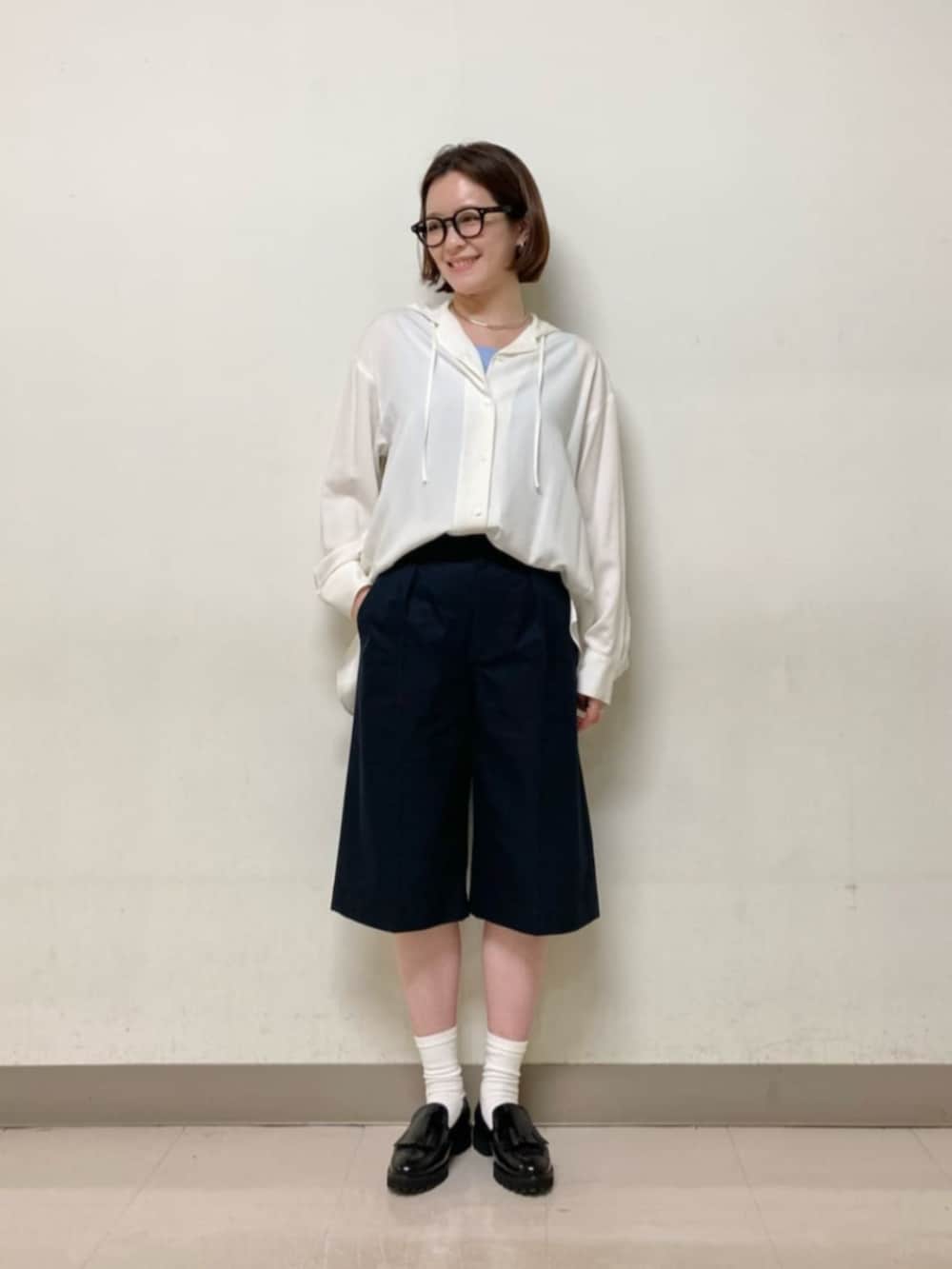ホワイト系のシャツ/ブラウス、ブラック系のテーラードジャケット、ブルー系のその他パンツを着用したレディースの春コーディネートの5枚目の写真