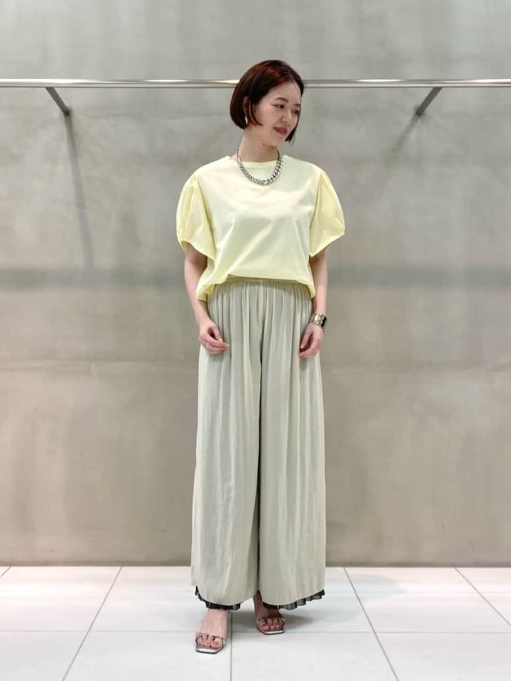 グレー系のシャツ/ブラウス、グレー系のその他パンツ、イエロー系のトートバッグを着用したレディースの春コーディネートの8枚目の写真