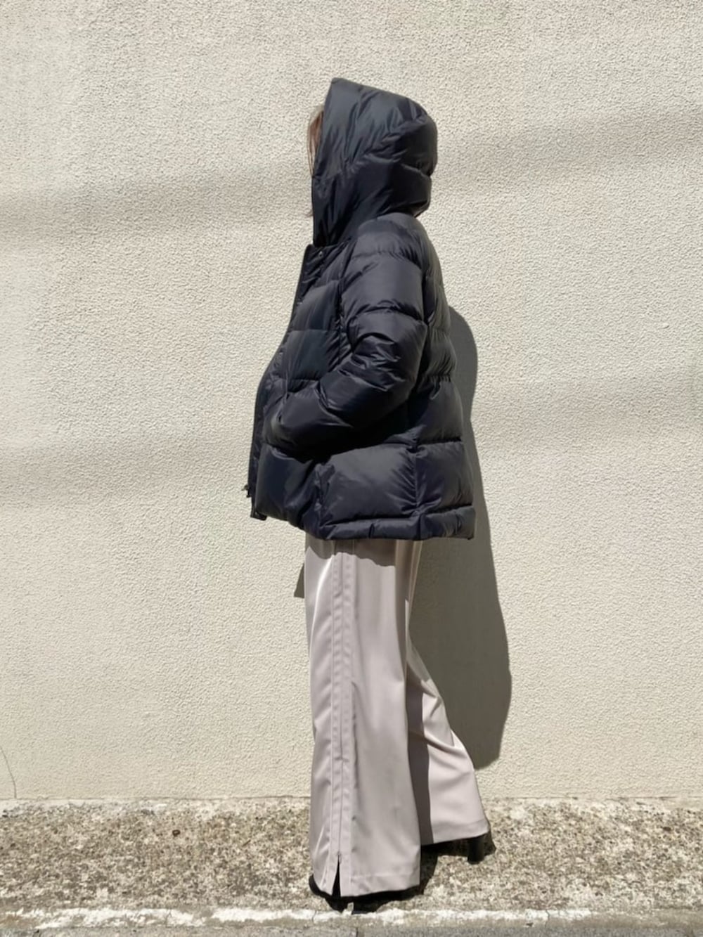 ブラック系のダウンジャケット/コート、ベージュ系のその他パンツ、グレー系のTシャツ/カットソーを着用したレディースの冬コーディネートの7枚目の写真