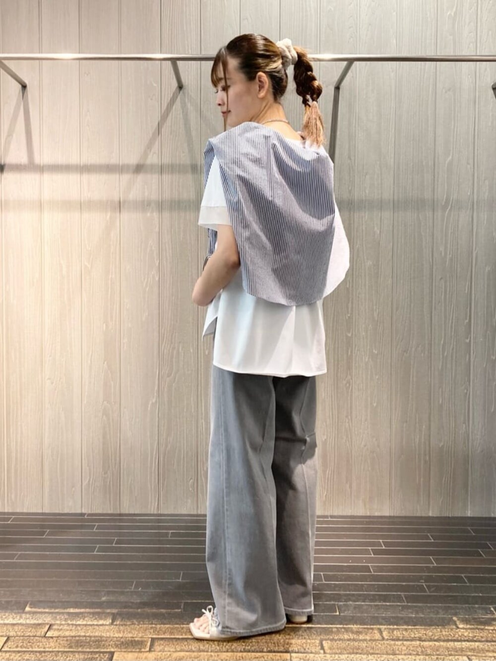 グレー系のデニムパンツ、ブルー系のシャツ/ブラウス、ホワイト系のトップスを着用したレディースの夏コーディネートの5枚目の写真