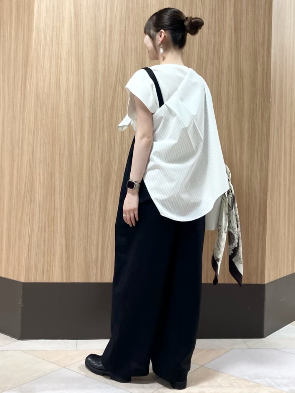 ブラック系のその他シューズ、ホワイト系のショルダーバッグ、ホワイト系のTシャツ/カットソーを着用したレディースの春コーディネートの4枚目の写真