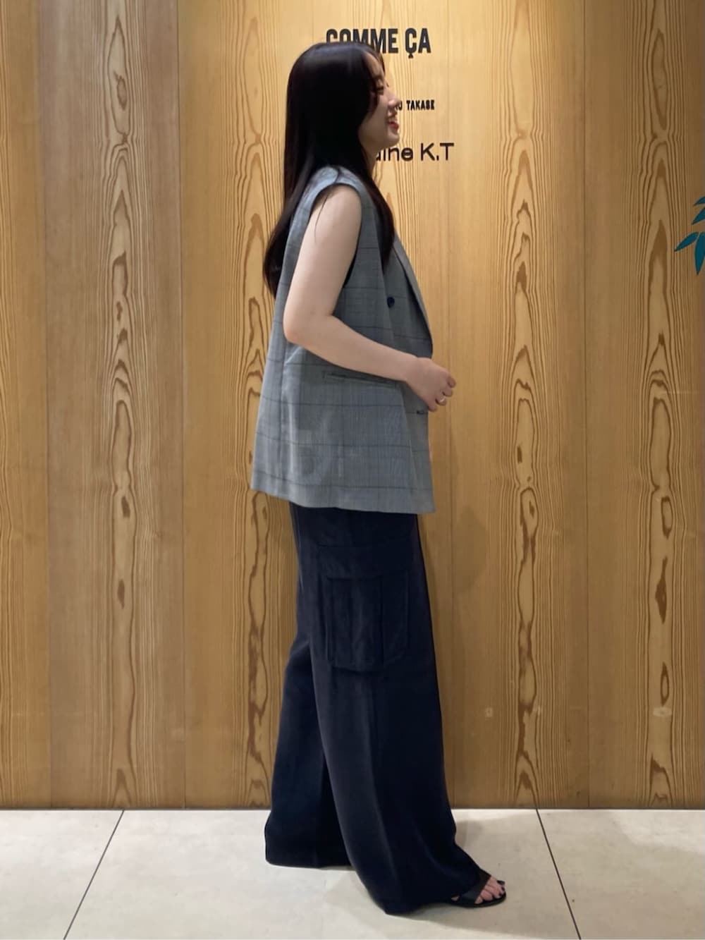 ブラック系のタンクトップ、ブラック系のベスト、ブルー系のその他パンツを着用したレディースの秋コーディネートの2枚目の写真