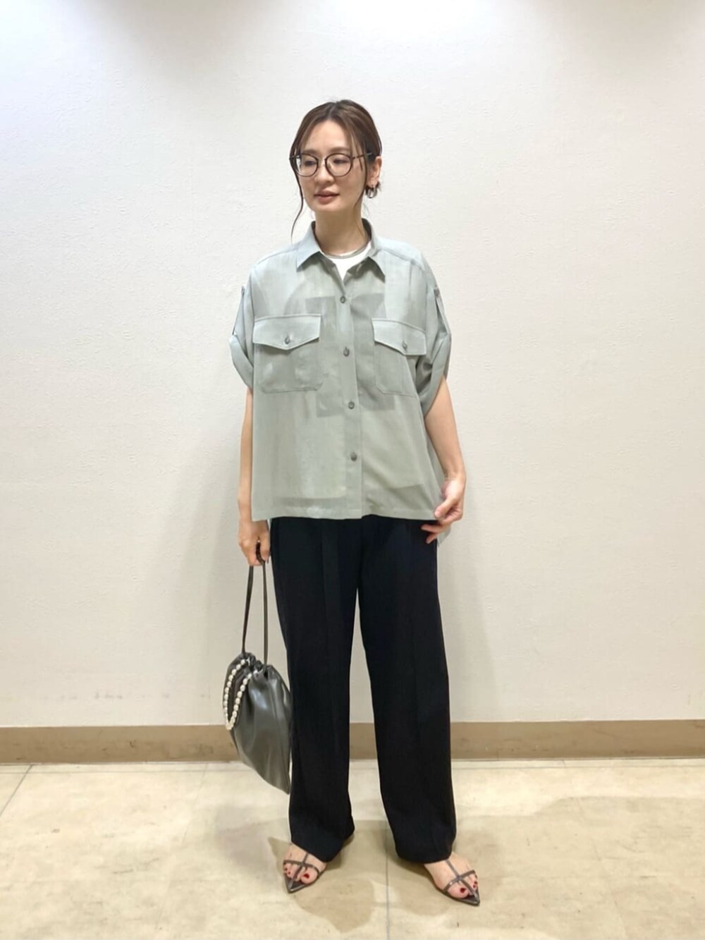 グレー系のシャツ/ブラウス、ブルー系のその他パンツ、グレー系のクラッチバッグを着用したレディースの夏コーディネートの2枚目の写真