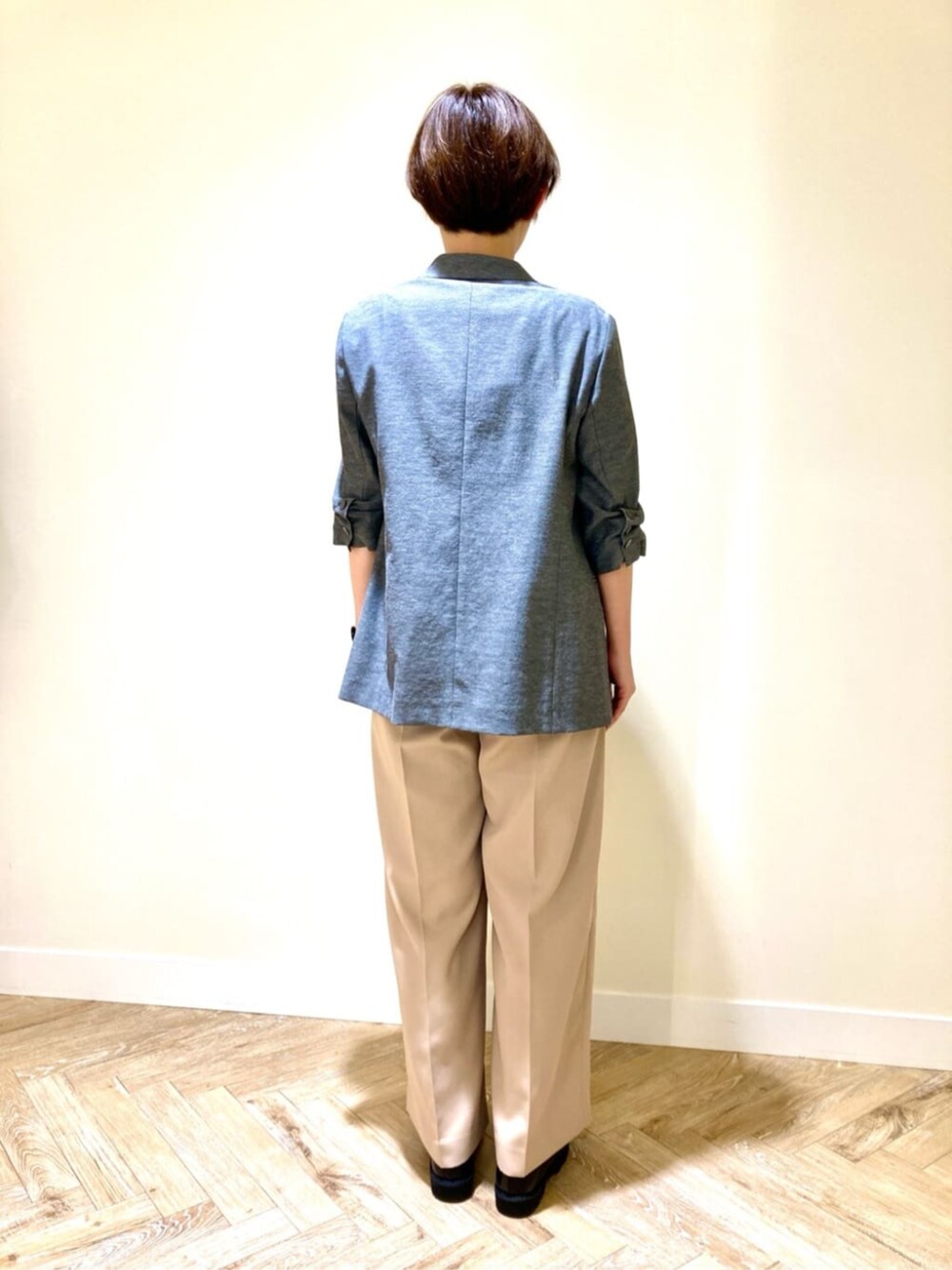 ブラック系のその他シューズ、ホワイト系のTシャツ/カットソー、グレー系のテーラードジャケットを着用したレディースの秋コーディネートの3枚目の写真