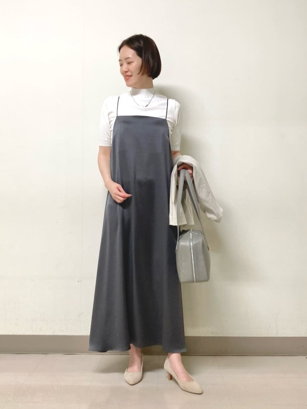 ホワイト系のニット/セーター、グレー系のテーラードジャケット、グレー系のワンピースを着用したレディースの春コーディネートの8枚目の写真